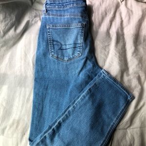 AMERICAN EAGLE HIGH RISE MOM JEAN